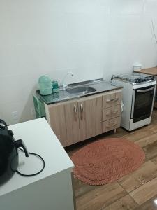 Casa de Hóspedes Stulert في بلوميناو: مطبخ مع مغسلة وموقد
