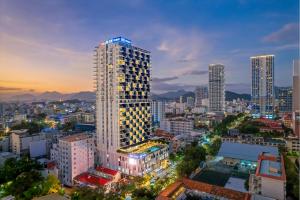 Pemandangan umum bagi Nha Trang atau pemandangan bandar yang diambil dari aparthotel ini