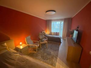 een slaapkamer met een bed en een woonkamer bij Vieno kambario apartamentai 1 aukšte in Mažeikiai