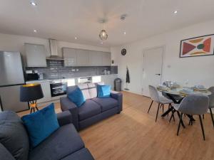 a living room with a couch and a table at 2 bedroom central apartment near station in London
