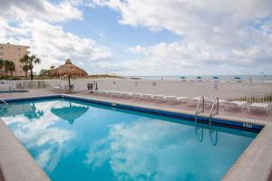 uma piscina com vista para a praia e para o oceano em 107 - Sea Breeze em St. Pete Beach