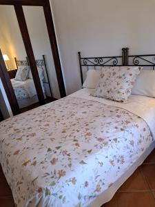 A bed or beds in a room at Casa rural Villa Manuela