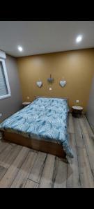 1 dormitorio con 1 cama con edredón azul en La Clé du Bonheur, en Friville-Escarbotin