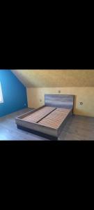 1 cama grande en una habitación con en La Clé du Bonheur, en Friville-Escarbotin
