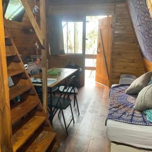 Capanema的住宿－Refúgio Iguassu chalé com tranquilidade entre o Rio Iguaçu e o Parque Nacional，客房设有一张床、一张桌子和一张书桌。