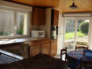 Η κουζίνα ή μικρή κουζίνα στο MAISON SUR TERRAIN CLOS MER IROISE