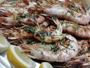 una pila de camarones con rodajas de limón en un plato en Hotel San Paolo, en Varazze