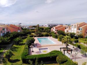 une vue aérienne d'une piscine dans une ville dans l'établissement Nid douillet F2, clim, jardin, piscine, parking, plage 200 m Palavas, à Palavas-les-Flots