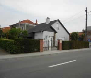 uma casa branca ao lado de uma rua em Gite de la Rhosnes em Amougies