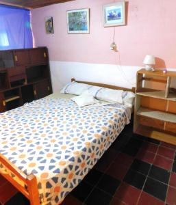 a bedroom with a bed and a dresser at Casa 3 ambientes hasta para 5 personas in Gualeguaychú