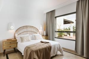 een slaapkamer met een bed en een groot raam bij Villa Marabú in Playa Blanca