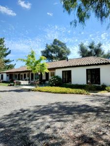una casa con una entrada delante de ella en Alojamiento en Casona Bellavista, una experiencia Patrimonial-Natural, en Talca