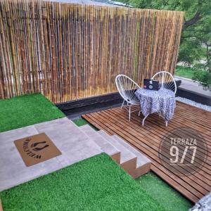 d'une terrasse avec une table, des chaises et une clôture. dans l'établissement Loft Terraza 9I7 Cochera en Excelente Ubicación, à Villa Mercedes