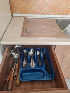 uma gaveta cheia de utensílios numa gaveta em Veri's house em Tirana