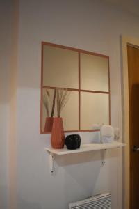 una mensola in bagno con finestra di Chic 1 Bed Centrally Located Apartment - Birmingham JQ a Birmingham