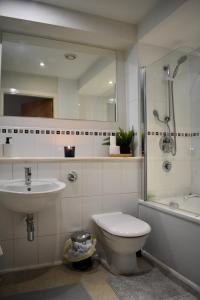 y baño con aseo, lavabo y ducha. en Chic 1 Bed Centrally Located Apartment - Birmingham JQ, en Birmingham
