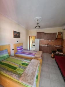 um quarto com duas camas e uma cozinha em Veri's house em Tirana
