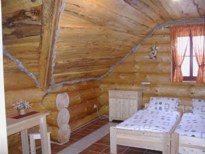 Postel nebo postele na pokoji v ubytování Chata - Srub Kašparáci
