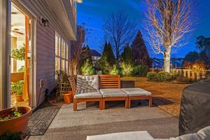 eine Bank auf einer Terrasse vor einem Haus in der Unterkunft Suburban Family Retreat - Outdoor Garden -sleep 10 in Duluth