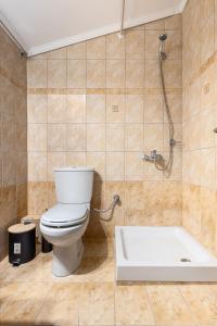 La salle de bains est pourvue de toilettes et d'une baignoire. dans l'établissement HOME WITH VIEW, à Xánthi