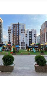 un parque con parque infantil con mesas y bancos en Аэропорт-Кишинев en Chişinău