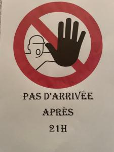 una señal con una señal de stop y una mano en Europe Hotel, en Beaurepaire-en-Bresse