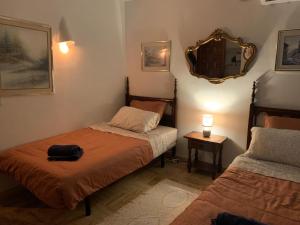 1 dormitorio con 2 camas y espejo en la pared en Cervantes 3 Mojacar Turre, en Turre