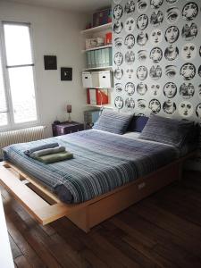 Llit o llits en una habitació de Stylish Flat with Balcony Facing South