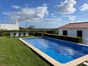 una piscina nel cortile di una casa di Villa Sol a Portimão