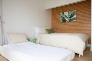 Een bed of bedden in een kamer bij Boho Solana Stunner