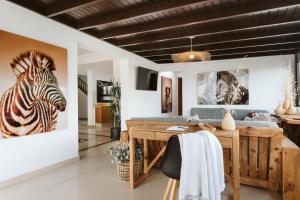 un soggiorno con un dipinto di zebra sul muro di Villa Marabú a Playa Blanca