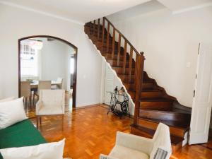 un salon avec un escalier et une table dans l'établissement Refúgio da Serra, à Petrópolis