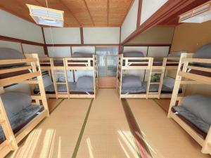 Habitación con varias literas. en ゲストハウスでたらめ荘, en Yamakami