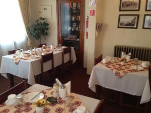 Restoran või mõni muu söögikoht majutusasutuses Hotel Mercurio