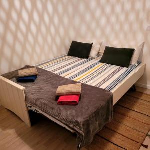 een bed met twee handdoeken erop bij Superbe appartement ,6 pers, proche de Paris, dans résidence privée , parking et WIFI gratuits! ! in Vitry-sur-Seine