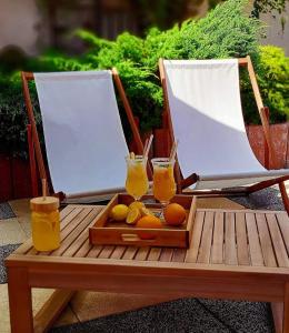 een dienblad met fruit en twee drankjes op een tafel bij Hotel Kasieńka in Hrubieszów