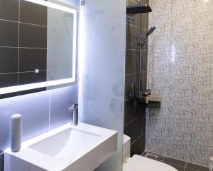 uma casa de banho com um lavatório, um WC e um chuveiro em Khách Sạn Vinci em Namban