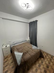 a bedroom with a bed and a ceiling fan at alojamiento A&A in Vigo