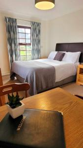 ein Hotelzimmer mit einem Bett und einem Tisch mit einem sidx sidx in der Unterkunft Church Farm Guest House in Horsford