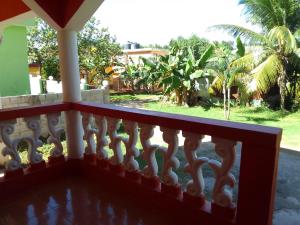 una vista desde el balcón de una casa en Típica casa dominicana a 12 minutos de la playa, en Las Galeras