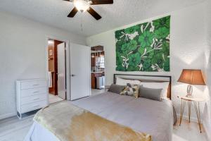 um quarto com uma cama com uma parede verde em Charming Austin Home on 2 Acres 11 Mi to Dtwn! em Bee Cave