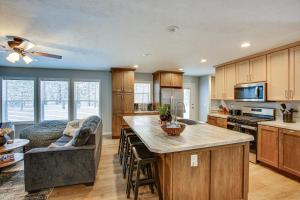 Wellston Home with Private Hot Tub and Fire Pit! في Irons: مطبخ مع جزيرة كبيرة في الوسط