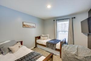 Ένα ή περισσότερα κρεβάτια σε δωμάτιο στο Wellston Home with Private Hot Tub and Fire Pit!