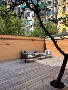 un patio con sofás, mesas y un árbol en Executive Living Östermalm Suite, en Estocolmo