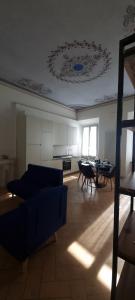 - un salon avec un canapé et une table dans l'établissement Guest House Palazzo Buoninsegni, à Colle Val d'Elsa