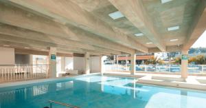 ein großer Pool in einem Gebäude in der Unterkunft Spazzio Diroma - com acesso Acqua Park in Caldas Novas