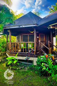 ein Haus mit einer großen Veranda davor in der Unterkunft Nirvana Resort in Lívingston