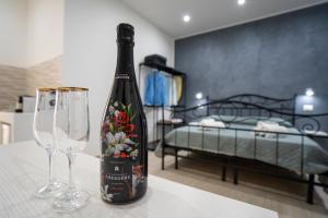 eine Flasche Wein auf einem Tisch mit zwei Gläsern in der Unterkunft Saverio's apartment in Tropea