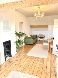 Una sala de estar con un sofá y una chimenea. en Escape to Lytham St Annes, en Lytham St Annes