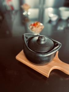 a black bowl sitting on a wooden plate at Glamping Domos del Lago in Aquitania